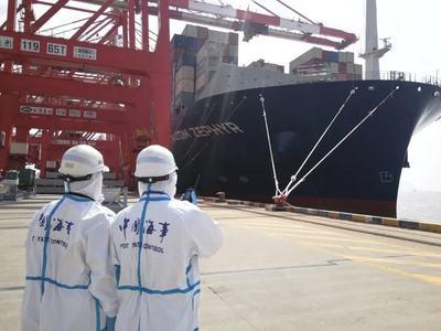 中國船員揚(yáng)帆遠(yuǎn)航 達(dá)飛萬箱級(jí)集裝箱船首次實(shí)現(xiàn)全套中國船員配置